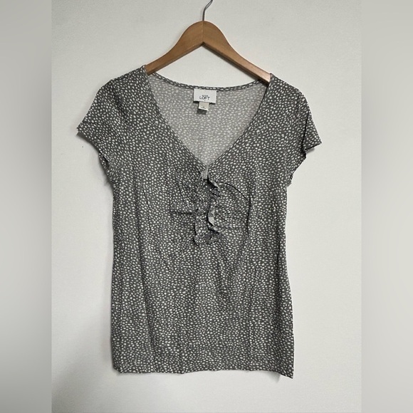 LOFT Ann Taylor Women's Medium Ruffle V Neck Tee Abstract Print Gray White‎ - Picture 1 of 11
